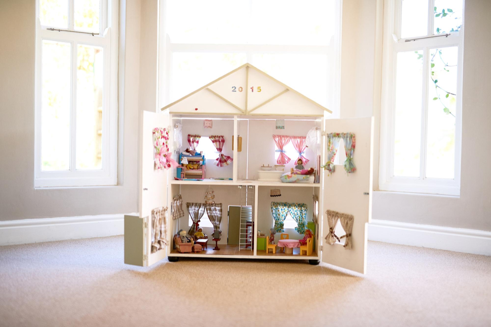 casas de muñecas montadas y amuebladas