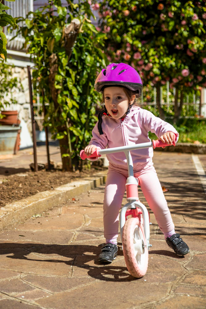 niña aprendiendo a montar en bicicleta